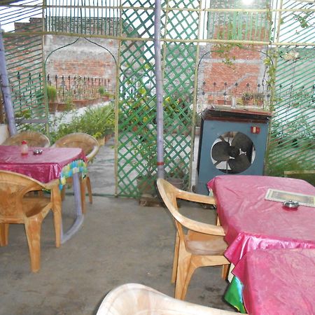 Elvis Guest House Варанаси Экстерьер фото